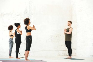 Grup yoga studio ayakta çok ırklı insan
