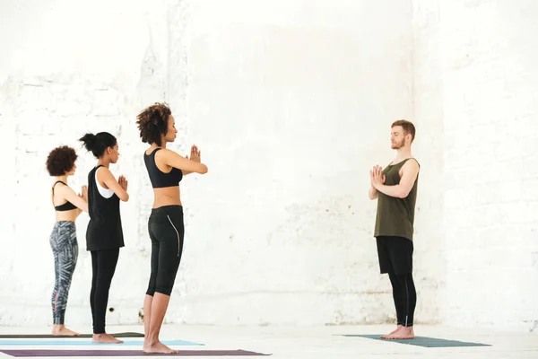 Grupo de personas multiétnicas de pie en el estudio de yoga —  Fotos de Stock