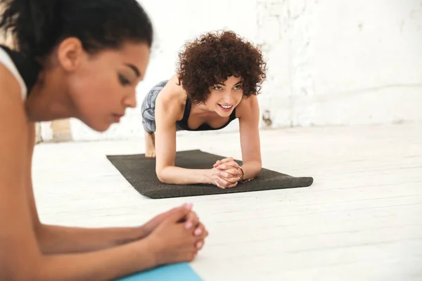 Heureux les gens multiethniques en studio de yoga — Photo