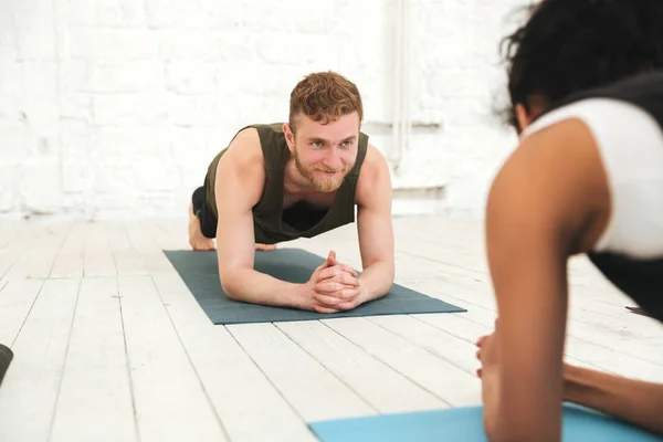 Felice persone multietniche in studio di yoga — Foto Stock