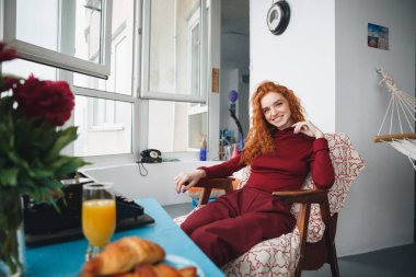 Bir sandalyede oturan bir gülümseyen güzel kız portresi