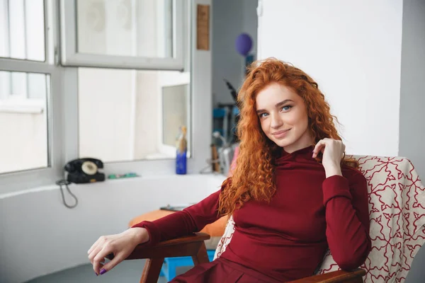 Portrait d'une belle jeune femme rousse — Photo