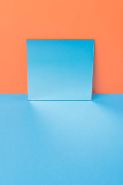 Turuncu arka plan üzerinde izole mavi masada ayna