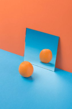 Orange turuncu arka plan üzerinde izole mavi masada