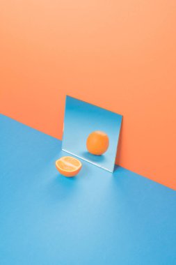 Orange turuncu arka plan üzerinde izole mavi masada