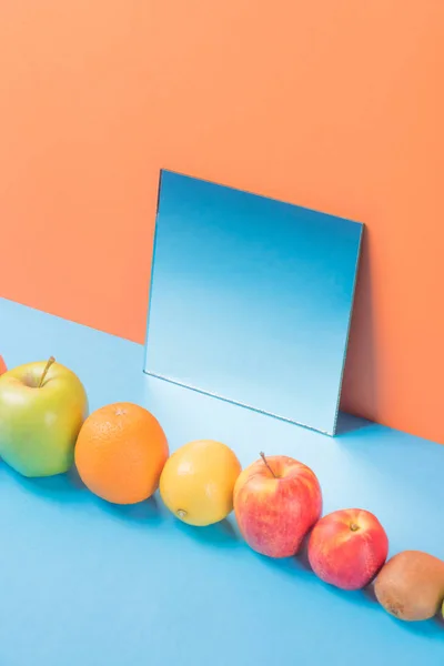 Frukter blå tabellen isolerade över orange bakgrund — Stockfoto