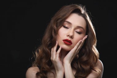 Kırmızı dudaklar ve kapalı gözler ihale çekici genç kadın