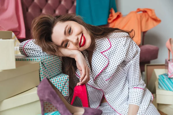 Jovem feliz sentada no chão — Fotografia de Stock