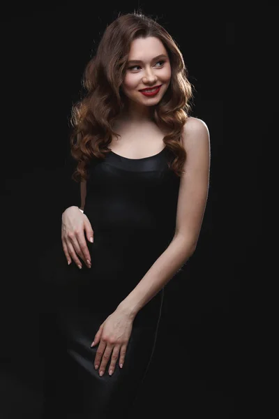 Porträt einer glücklichen schönen jungen Frau, die steht und posiert — Stockfoto