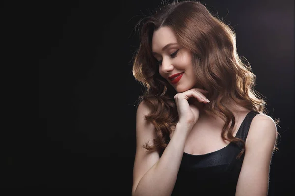 Sorrindo bonito jovem mulher com cabelos longos e lábios vermelhos — Fotografia de Stock