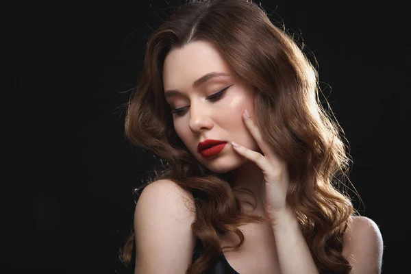 Kırmızı dudaklar ile muhteşem genç kadın portresi — Stok fotoğraf