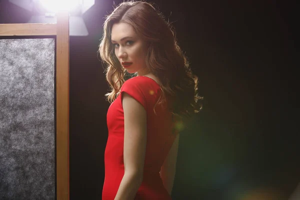 Portrait de belle jeune femme en robe rouge debout — Photo