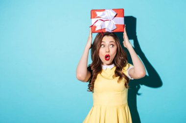 İçinde sürpriz bir şok genç kadın portresi