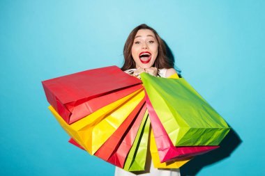 Renkli alışveriş torbaları tutan mutlu heyecanlı kız portresi