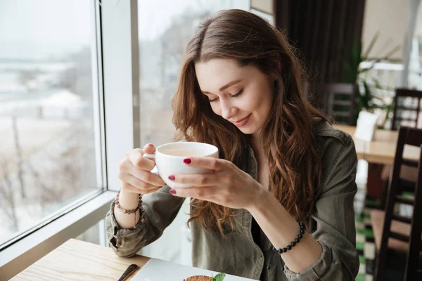 Bonito alegre jovem bela senhora sentada no café beber chá . — Fotografia de Stock