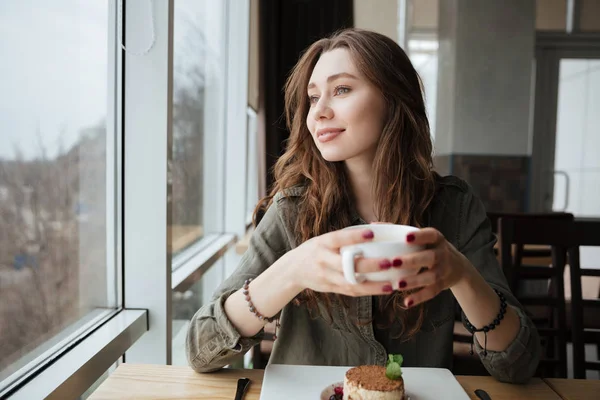 幸せな若い可愛いお茶を飲むカフェに座っている女性. — ストック写真