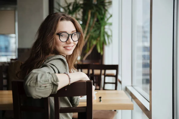 Voltar ver foto de jovem senhora alegre no café . — Fotografia de Stock