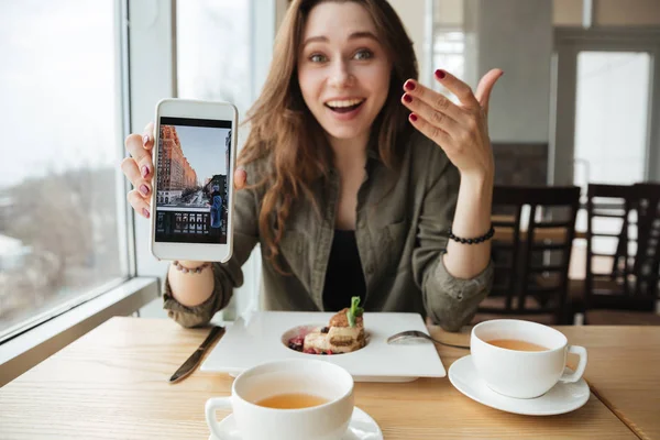 Met behulp van telefoon in café — Stockfoto