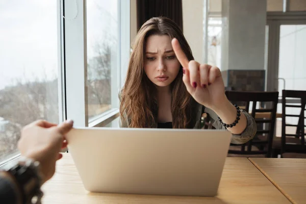 Vrouw met laptop — Stockfoto