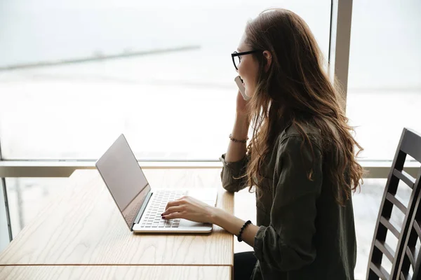 Nő a café használ laptop — Stock Fotó