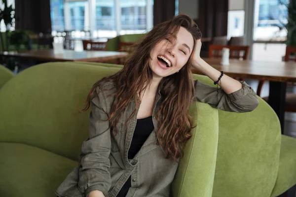 Mulher sorrindo enquanto sentada no café — Fotografia de Stock