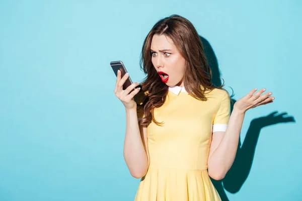 Überraschte verwirrte Frau im Kleid schaut auf Handy — Stockfoto