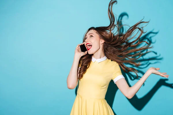 Портрет счастливой веселой девушки с длинными красивыми волосами — стоковое фото