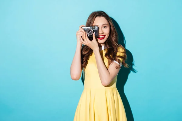 Menina bonita no vestido tirar foto em uma câmera retro — Fotografia de Stock