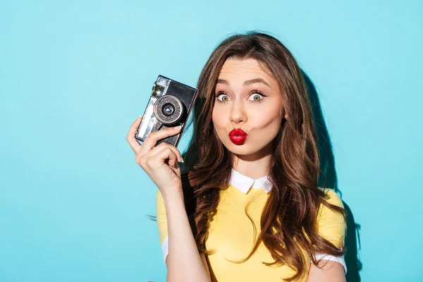 Portrait d'une fille drôle en robe tenant caméra vintage — Photo