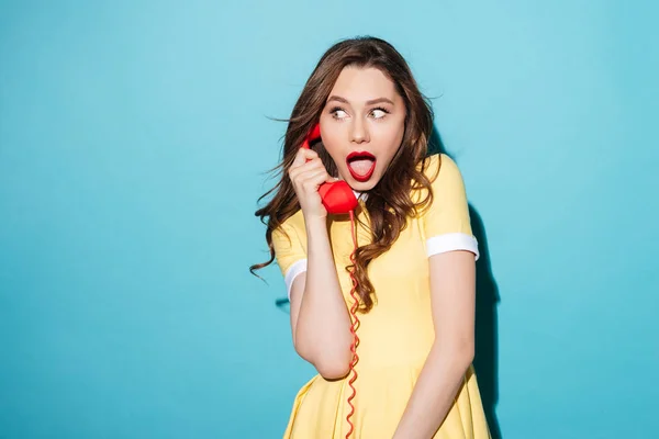 Muchacha joven atractiva en vestido hablando en tubo de teléfono retro — Foto de Stock