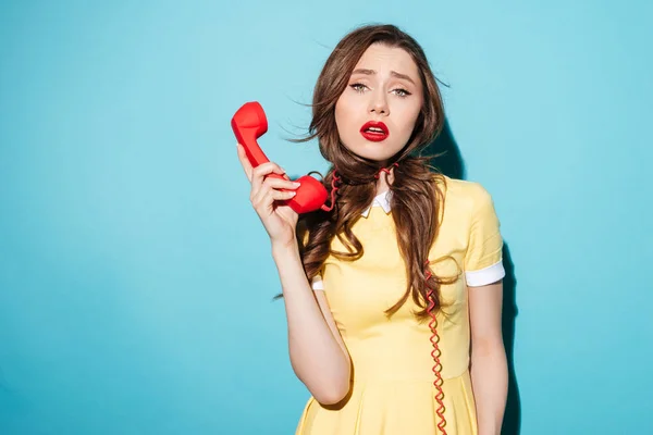 Retrato de uma mulher cansada e exausta com telefone — Fotografia de Stock