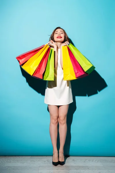 Портрет счастливой девушки с красочными сумками для покупок — стоковое фото