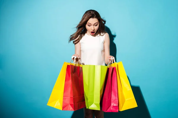 Portréja egy csinos, fiatal nő shopaholic, színes táskák — Stock Fotó