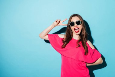 Mutlu genç esmer kadın barış hareketi gösterilen