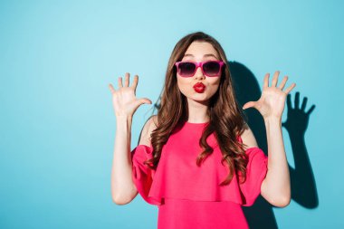 Güzel genç esmer kadın kameraya bakıyor