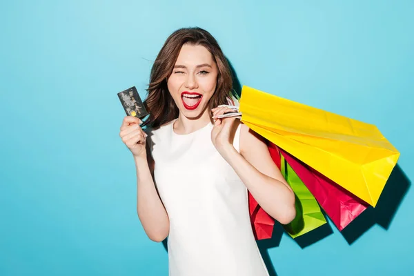 Chica en vestido con bolsas de compras con tarjeta de crédito — Foto de Stock