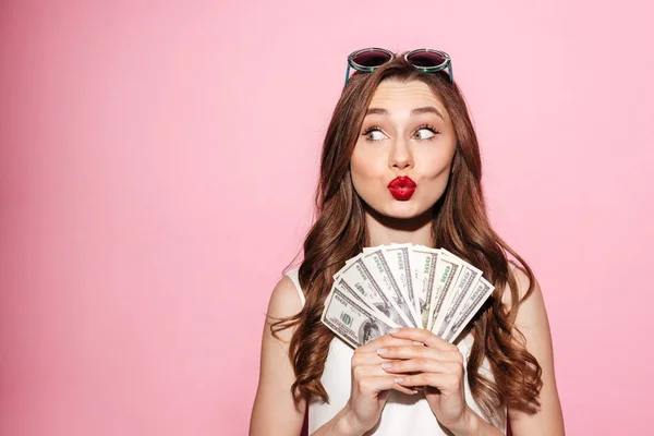 Divertente giovane signora bruna in possesso di soldi — Foto Stock