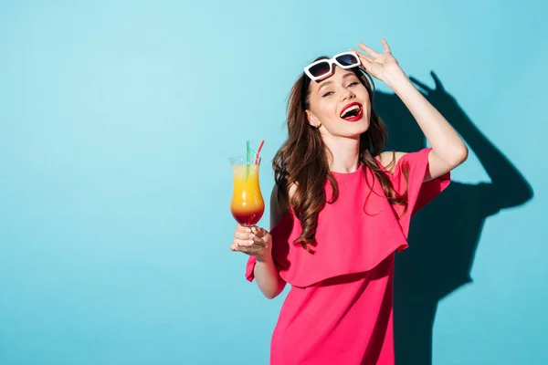 Mujer bastante sonriente en gafas de sol sosteniendo cóctel y celebrando — Foto de Stock