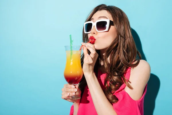 Close-up van portret van een schattige brunette meisje in zonnebril — Stockfoto