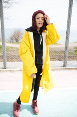 Ciddi Afrika genç bayan açık havada yürüyüş