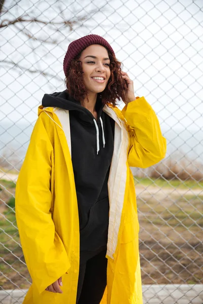 Feliz joven africana caminando al aire libre —  Fotos de Stock