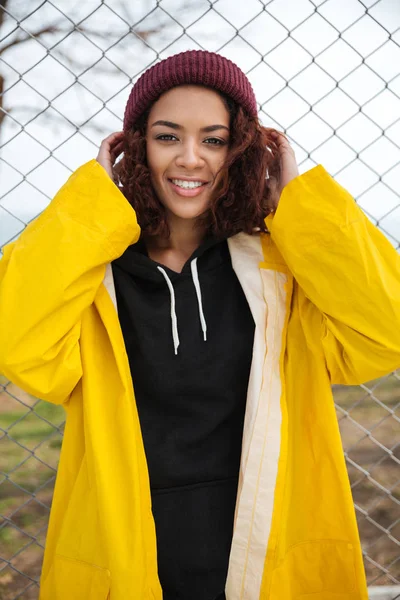 Souriant jeune femme africaine marchant à l'extérieur — Photo