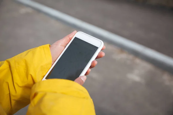 Close-up shot van leeg scherm van een smartphone — Stockfoto