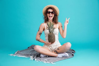 Mutlu heyecanlı genç yaz kız şapka ve güneş gözlüğü