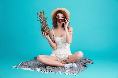 Portresi heyecanlı bir yaz bir plaj şapkalı kız