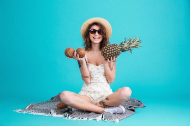 Hasır Şapkalı bir genç ve güzel yaz kız portresi