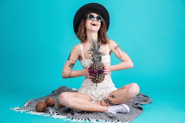 Mutlu oturan genç bayan izole