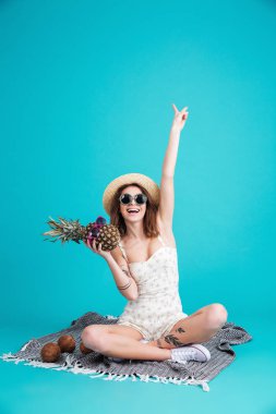 Oturan genç bayan gülümseyen izole gösteren barış hareketi.