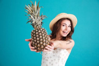 Mutlu genç bayan izole ayakta tutan ananas