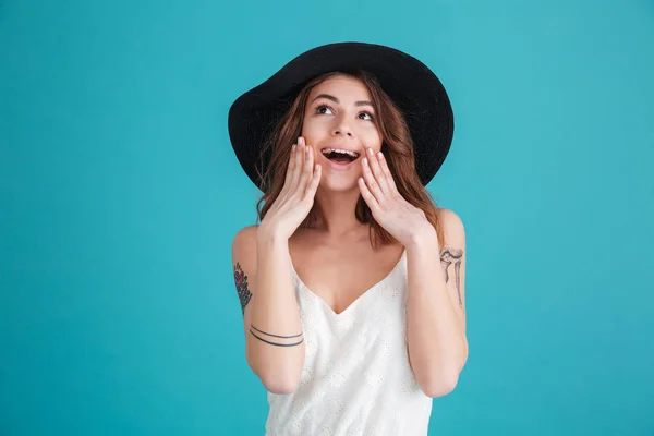 Garota sorridente excitada em chapéu — Fotografia de Stock